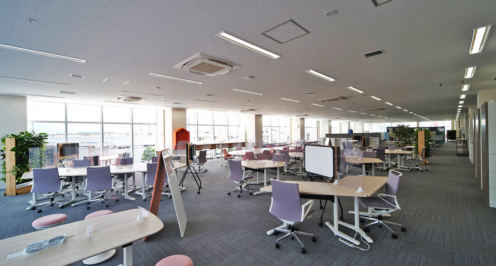 【EXOfficeを導入された背景をおしえてください。】<br>→ 富士支社建設をきっかけにフリーアドレス化を推進